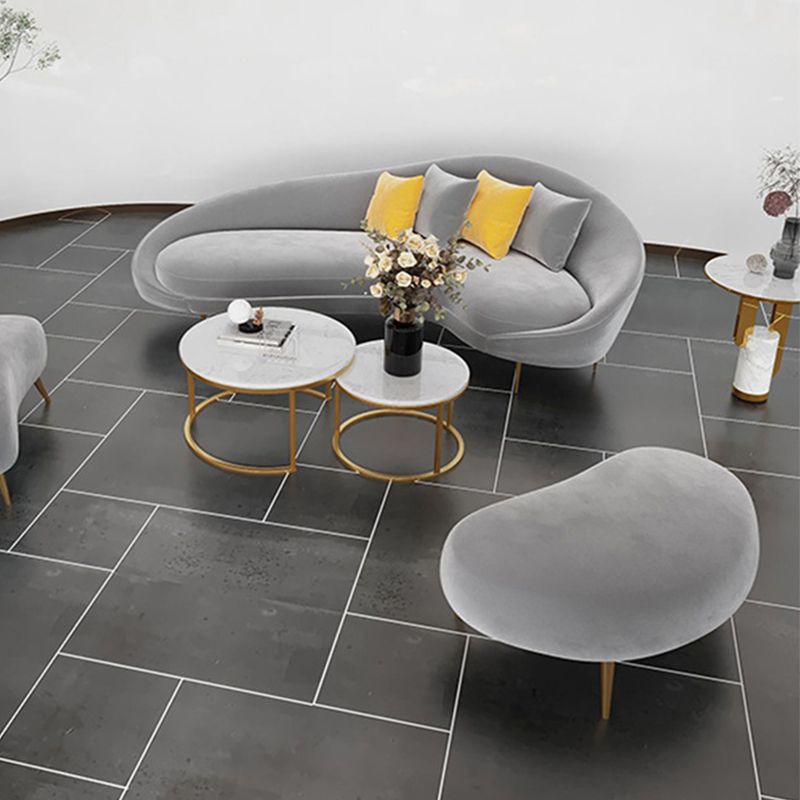 Samt modernes gebogenes Sofa in grauen Sitzgelegenheiten mit abgenähten Arm Arm mit Kissen