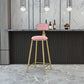 Tabouret de comptoir à dos de dos glamour tabouret de bar en fer avec coussin en velours et pédale pour la cuisine