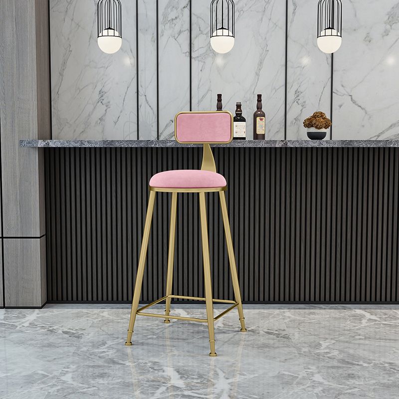 Tabouret de comptoir à dos de dos glamour tabouret de bar en fer avec coussin en velours et pédale pour la cuisine