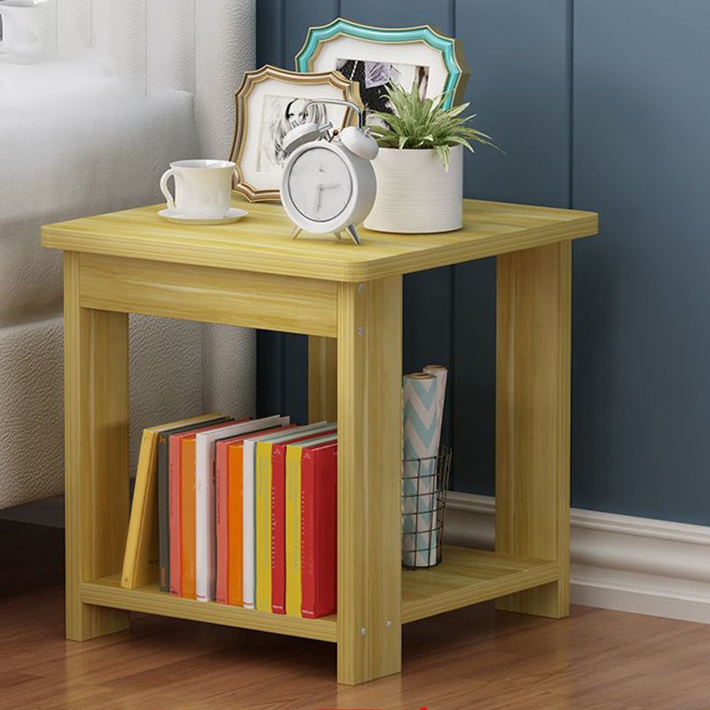 Sala per licenza per la fattoria Tavola laterale in legno a quattro gamba con uno scaffale