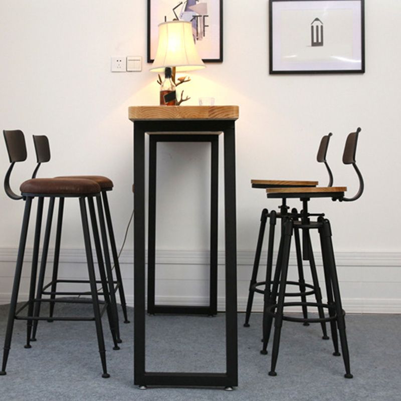 Industrieller Thekentisch mit Massivholzplatte und Metallsockel