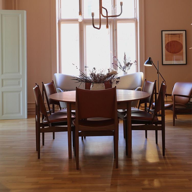 Legno massiccio contemporaneo e sedie da pranzo senza braccio in pelle finta