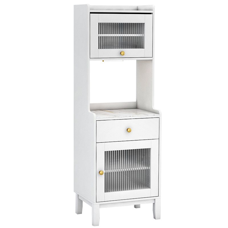 Scheda laterale in pietra a buffet da pranzo in stile glam con armadi e cassetti