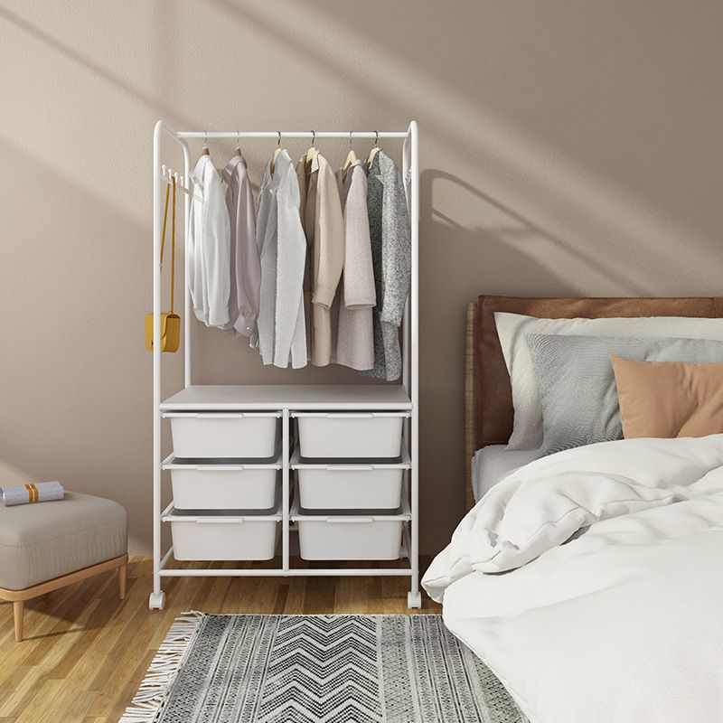 Scaffali contemporanei Dettaglio ganci per rivestimento metallico con spazio