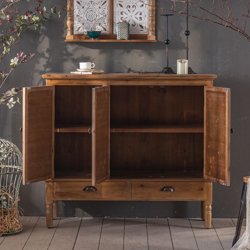 Gabinete de madera industrial con patas y cajones girados en marrón