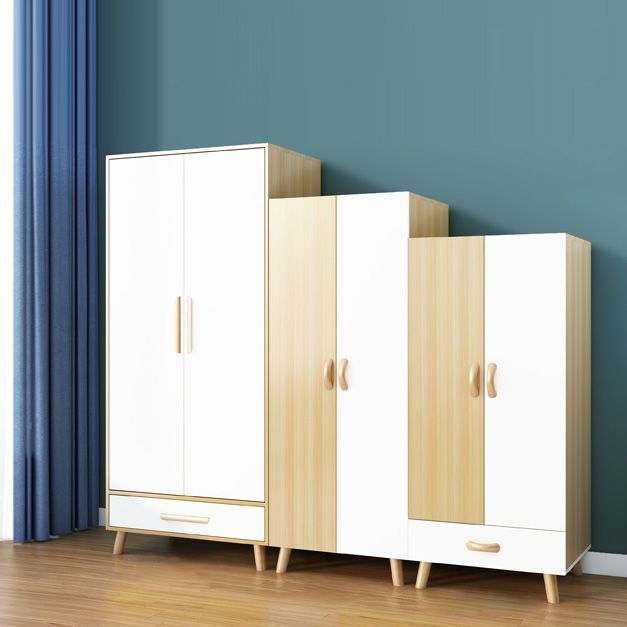 Armoire finale mate avec des vêtements de rail