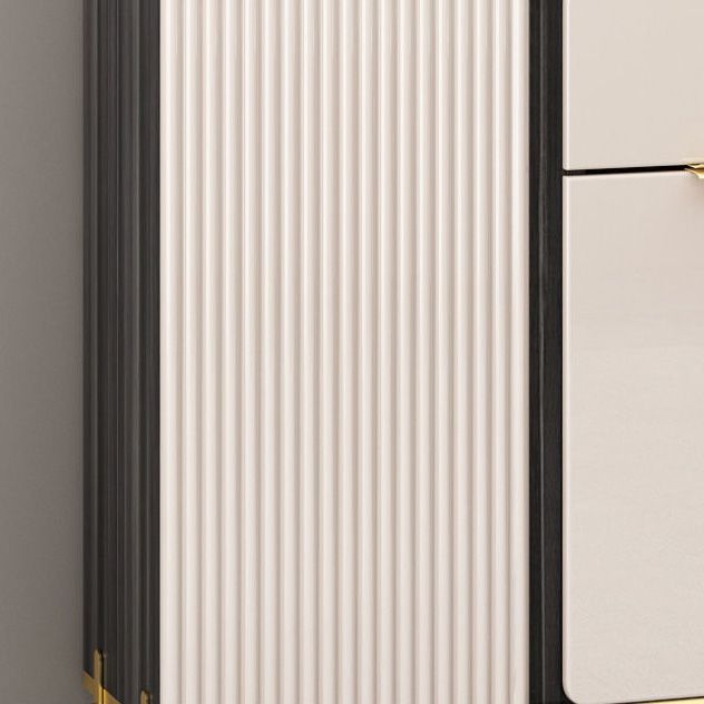 Scheda di vetro in pietra in pietra in stile glam con armadi e cassetti