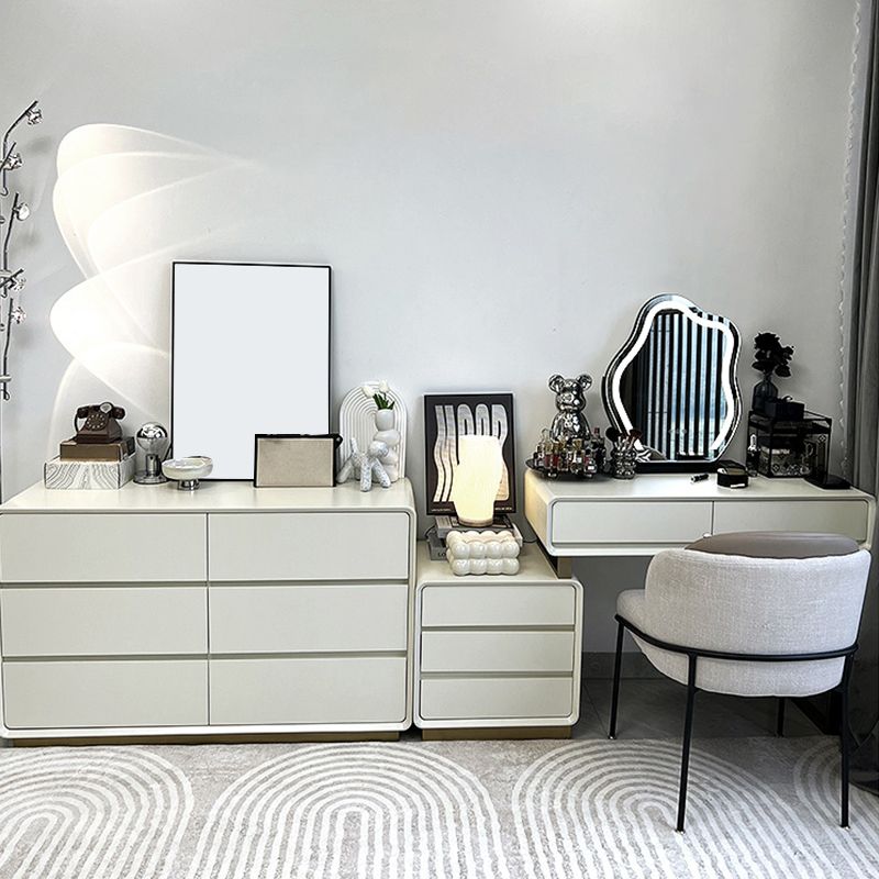 Madera de dormitorio contemporáneo gris con tocador de maquillaje espejo iluminado de cajón