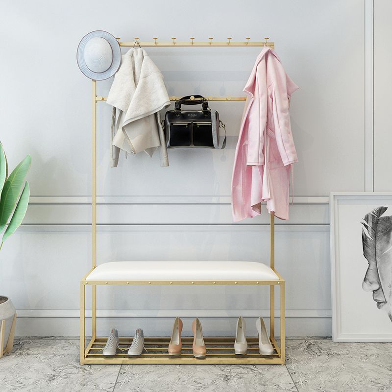 Hallbaum mit Lagerregalen und Bank moderner Metallhalle Ständer