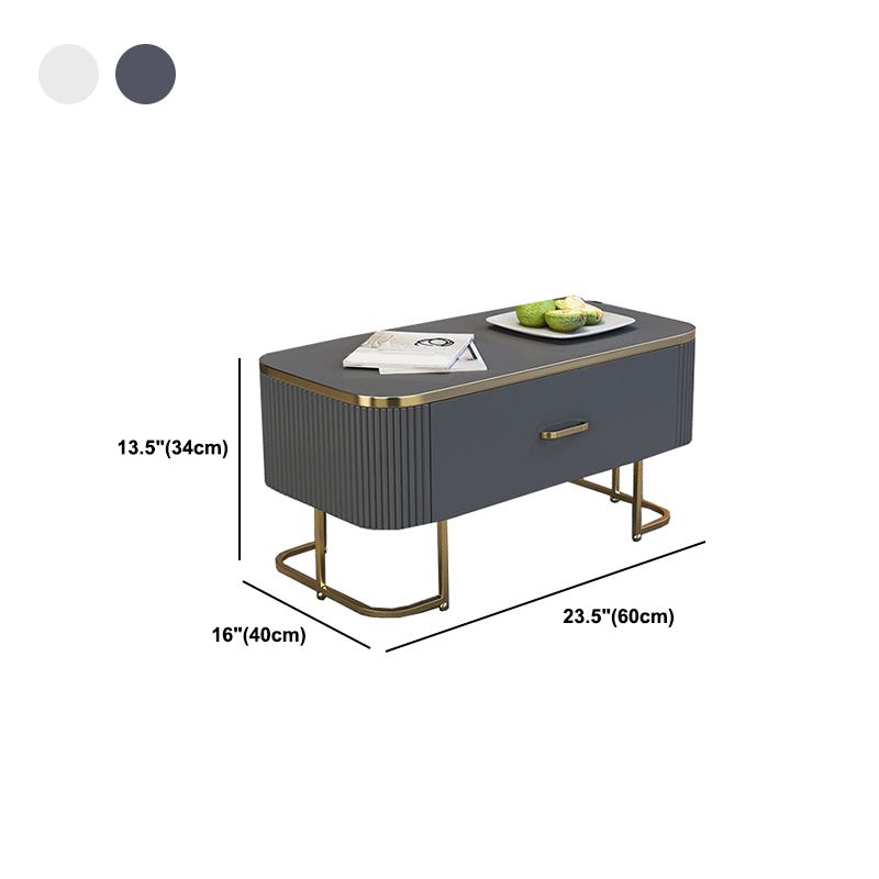 Eigentijdse salontafel met opberglade en gouden framebasis