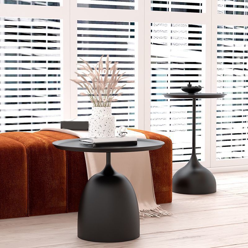 Table de métal ronde de style moderne médiéval avec table d'appoint de base de piédestal