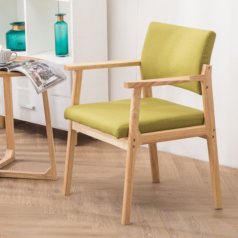 Zeitgenössischer Holzarmstuhl offener Essnebelmöbel im matten Finish offener Rücken