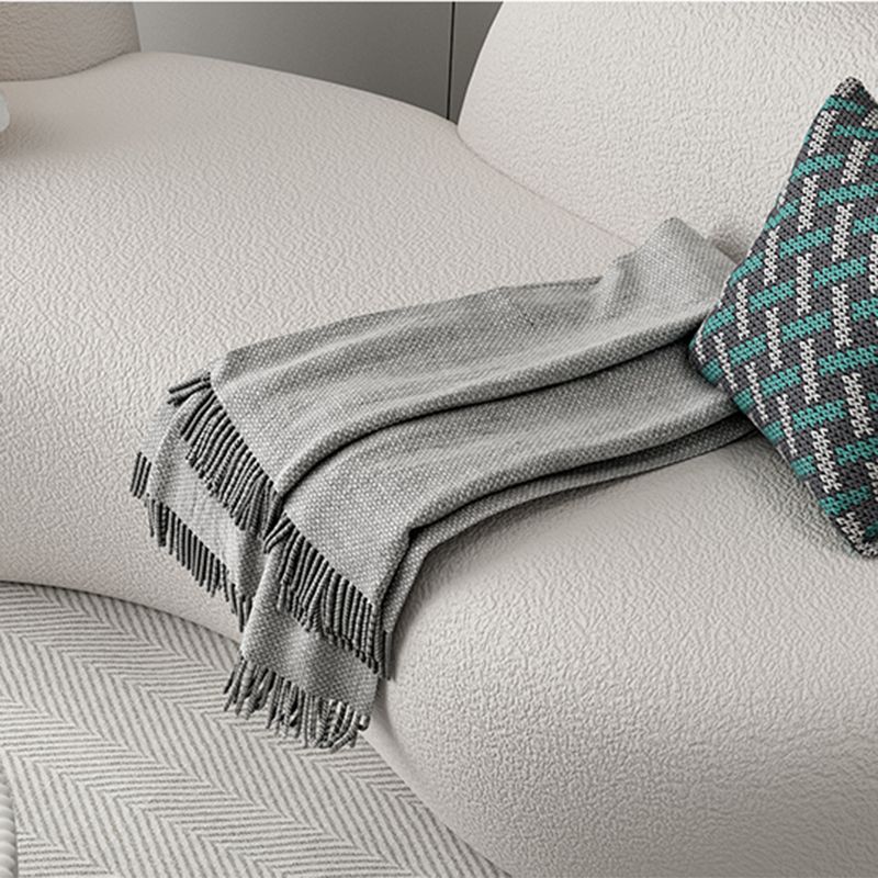 Moderne stijl bank met gebogen rug en gewatteerde sponszitting bank