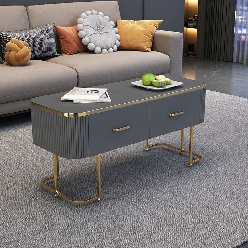 Eigentijdse salontafel met opberglade en gouden framebasis