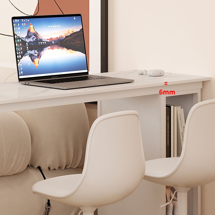 Mesa de bar blanca de forma libre con base de almacenamiento para lugares pequeños
