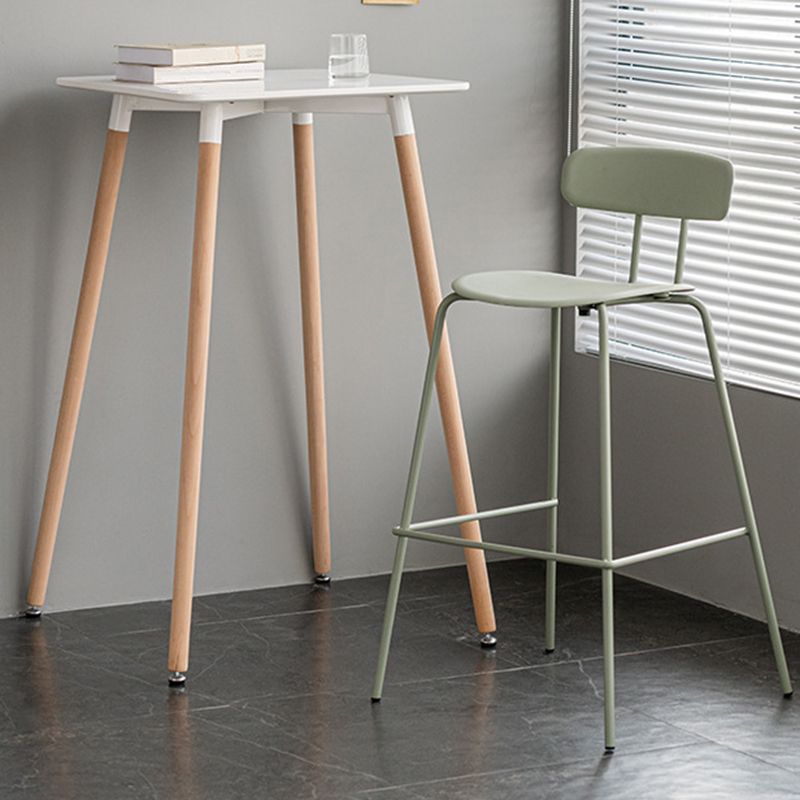 Luxuriöser Rückenlehneschalterhocker mit Metallbasis Plastik -Armless Cafe Bar Stuhl