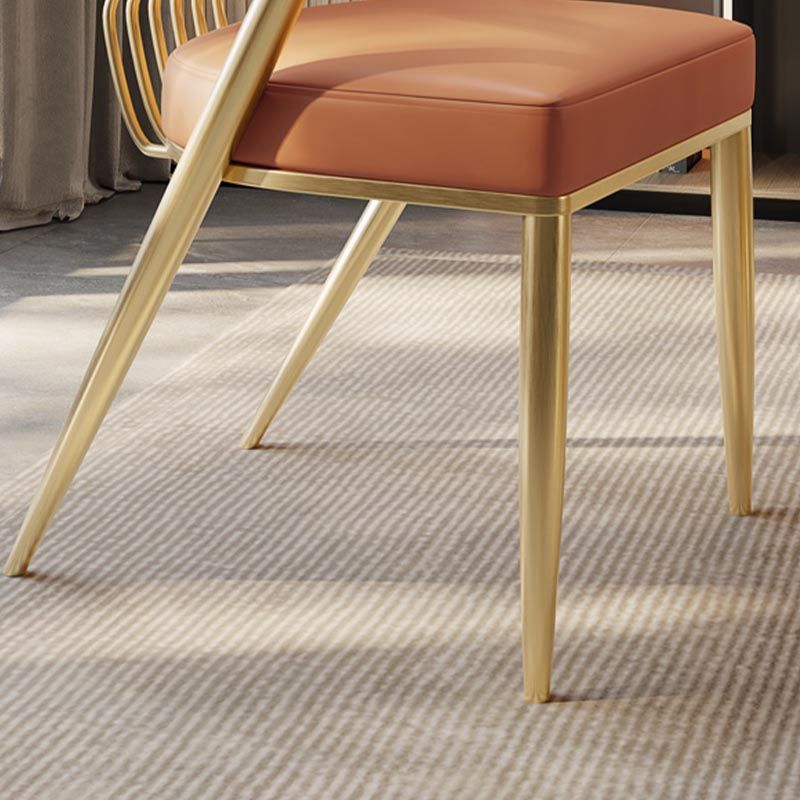 グラム布張りのダイニングアームチェアレザーレザーダイニングチェアと金色の脚