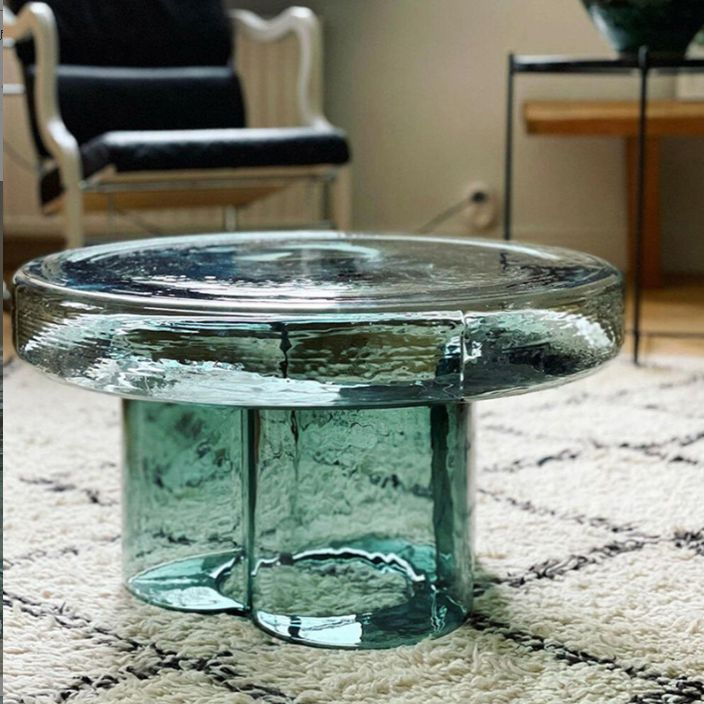 Moderner Couchtisch aus Klarglas mit Sockel, runder, schlichter Cocktailtisch