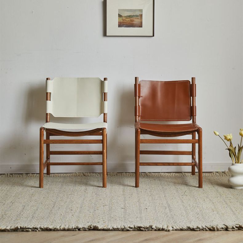 Sedie da pranzo in legno massiccio e in legno finto contemporaneo