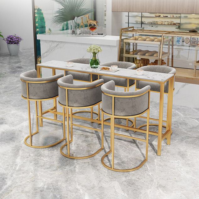 Sgabello in velluto con poggiapiede con poggiapiedi con poggiapiedi.