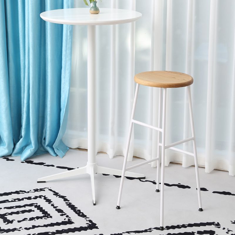 Gambe metalliche contemporanee sgabello da bar per interni in legno massiccio