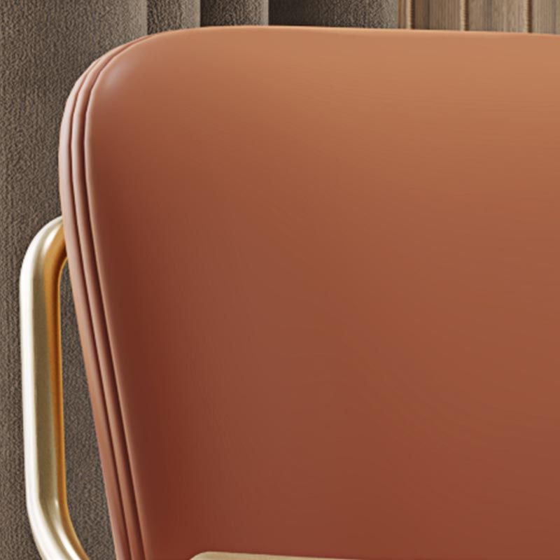 グラム布張りのダイニングアームチェアレザーレザーダイニングチェアと金色の脚