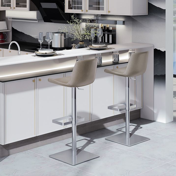 Taburete de bar de cuero giratorio de altura ajustable contemporáneo con reposapiés