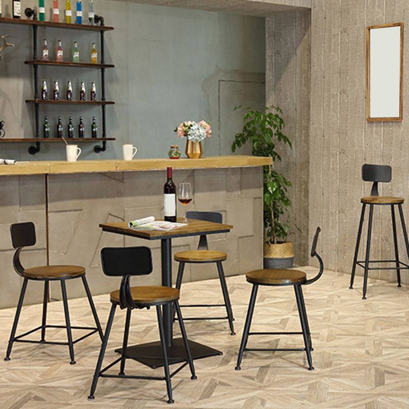 Industrieller Bistro-Stehtisch mit Sockel aus massivem Holz und Metall