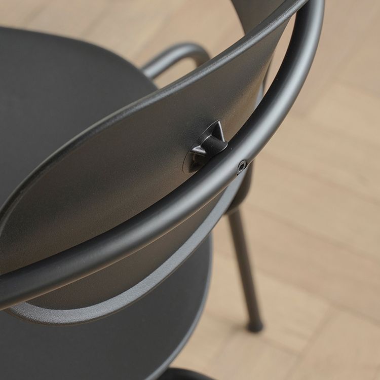 Hedendaagse stijl Open Back Plastic Dining Arm stoel met metalen benen voor thuis