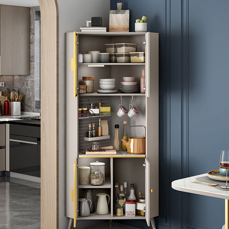 Scheda laterale in pietra a buffet in stile moderno con armadi