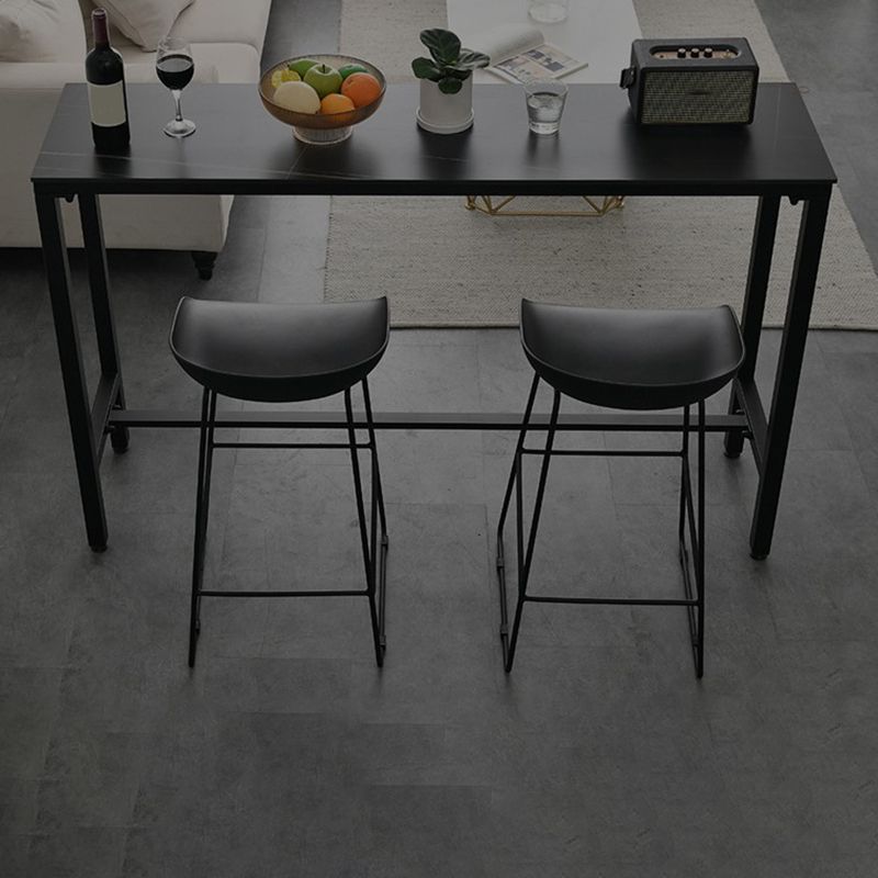 Moderne stenen bistro-bartafel met rechthoekig metalen onderstel