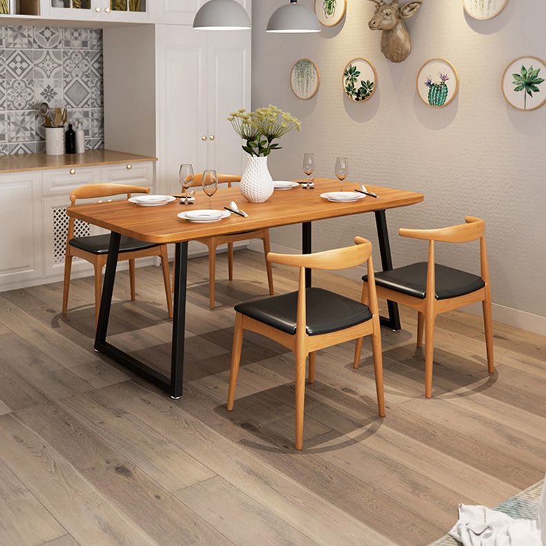 Tavolo da pranzo in legno in legno tavolo rettangolo industriale con base in slitta in nero