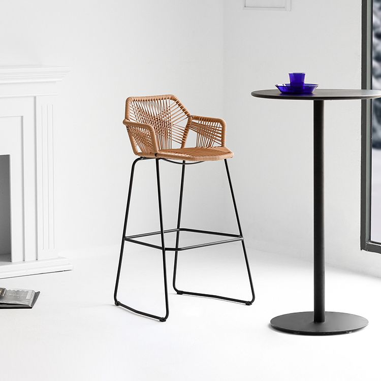 Modern Footrest Bar Stool Plastic Armed Stool with Metal Base