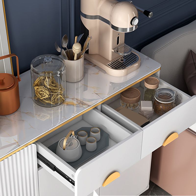 Credenza con finitura sideboard di pietra sinterizzata glam con scaffalatura regolabile