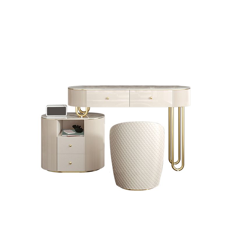 Stone en metalen ijdelheid tafel in beige make -up bureau, glanzende afwerking