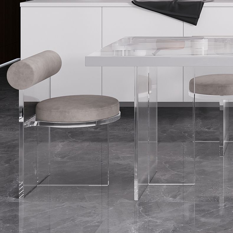 Moderne rechthoekige eettafel met stenen blad en acrylpoten voor de woonkamer