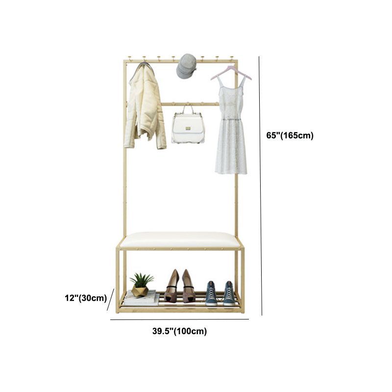 Hallbaum mit Lagerregalen und Bank moderner Metallhalle Ständer