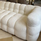 Zeitgenössisches weißes Wollsofa mit Tufted Rücken- und Smokingarm