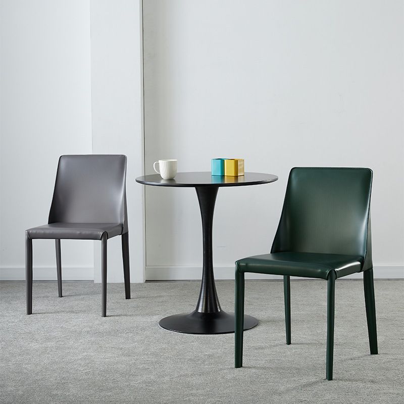 Moderne lederen eetstoelen armloze zijstoelen met metalen benen voor huisgebruik