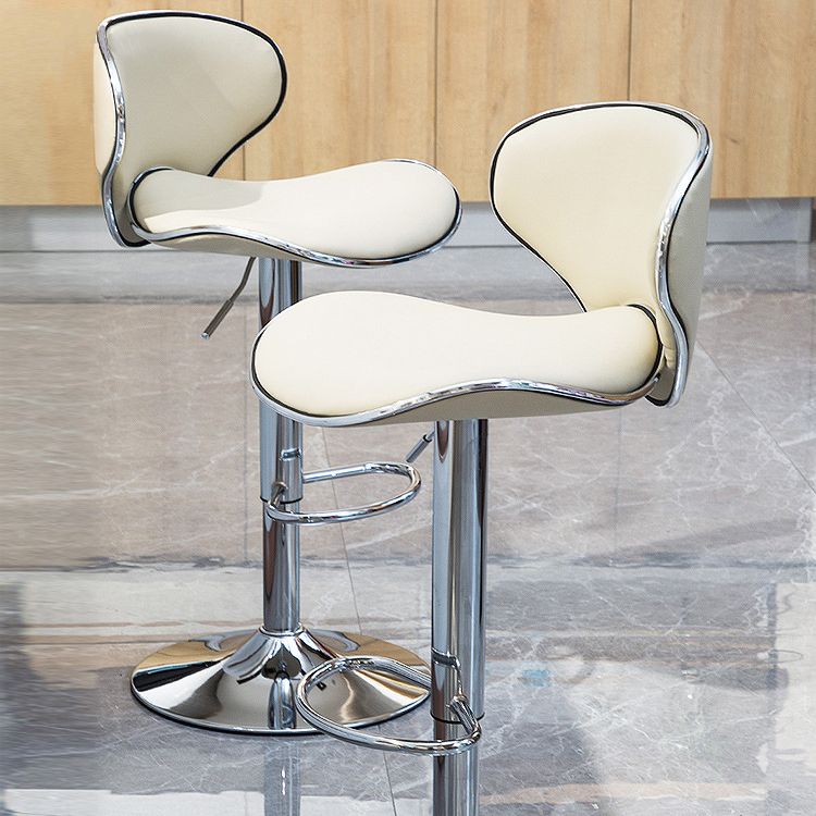 スカンジナビアのメタルバースツールローバックレザー調整可能なバースツールマット仕上げ