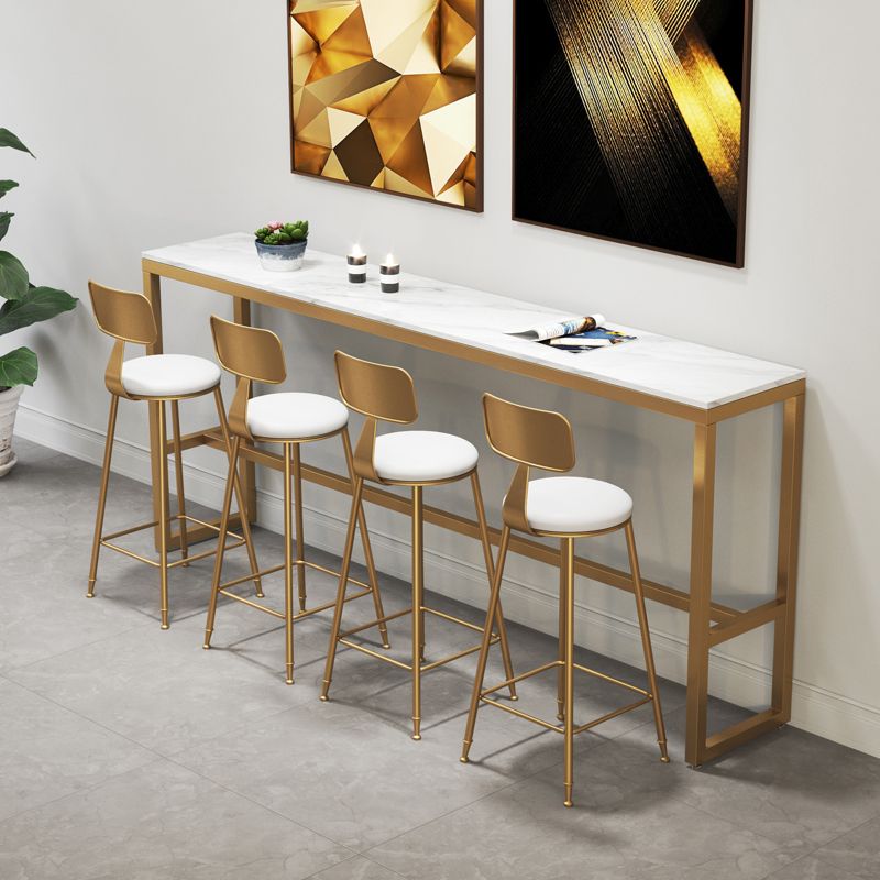 Table de bar rectangulaire en marbre artificielTable de bistro luxueuse avec base à tréteaux en or