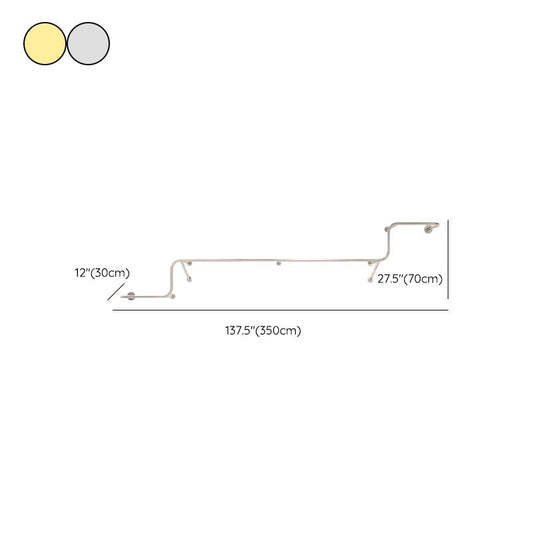 Luxuriöser Festkleidermantel mit Wandmontierkleiderbügel montiert