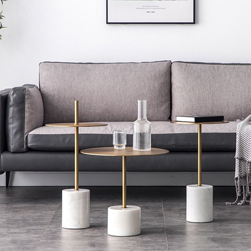 Tavolo laterale moderno di piedistallo rotondo in metallo e tavolo laterale in marmo