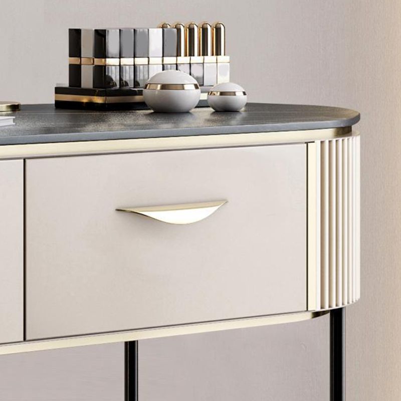 2つの収納引き出しバニティテーブル鏡とスツールのあるモダンな石のドレッシングテーブル