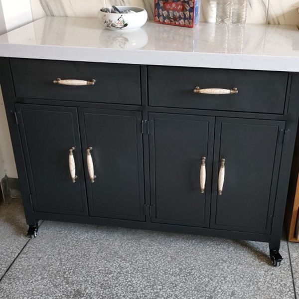 Tanno di cucina rettangolare con sala da pranzo per la sala da pranzo.