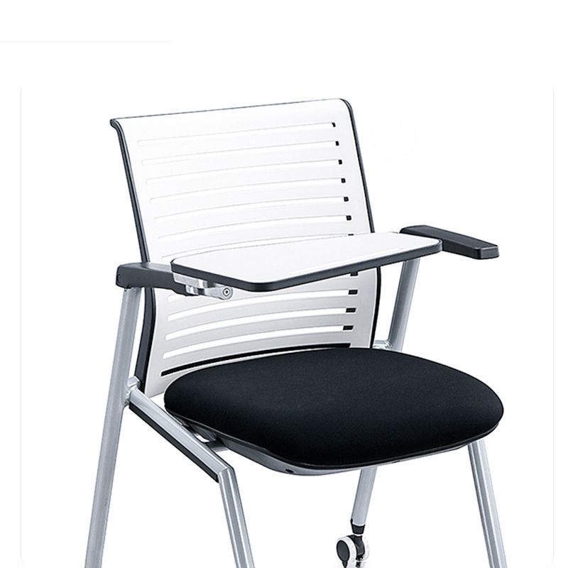 Silla de conferencia de plástico y nylon moderna con silla de oficina en casa en el centro de atrás