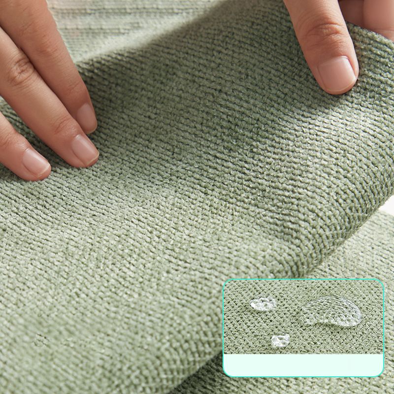 Divano braccio svasato cuscini standard a sedere in oro e verde chiaro