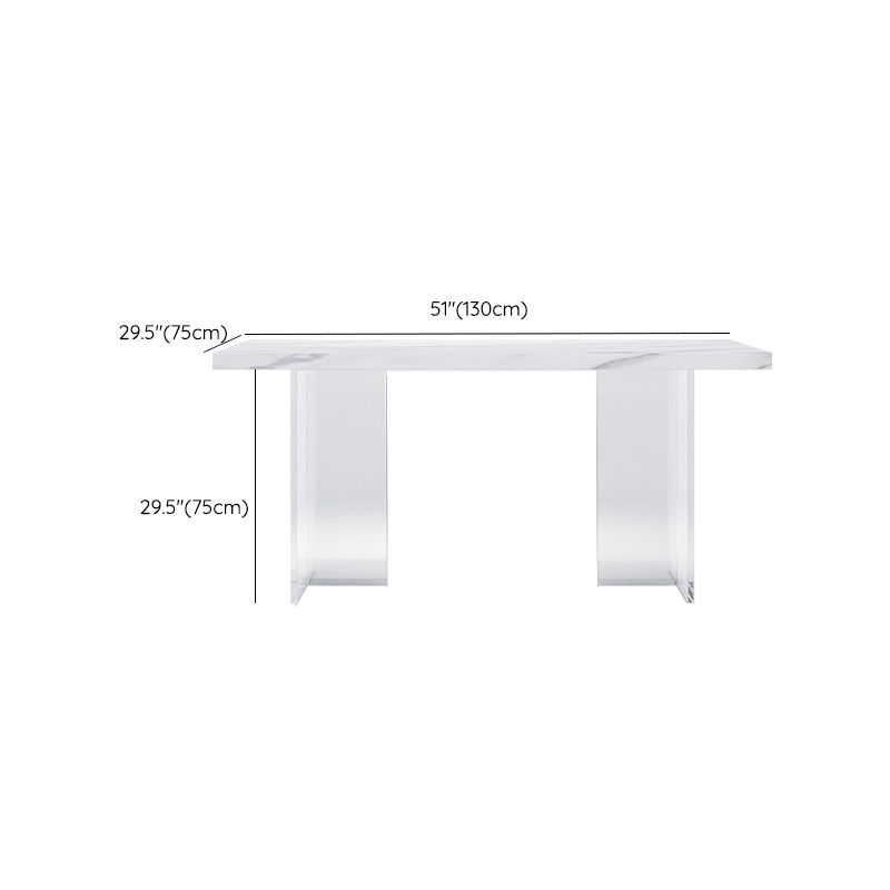 Moderne rechthoekige eettafel met stenen blad en acrylpoten voor de woonkamer