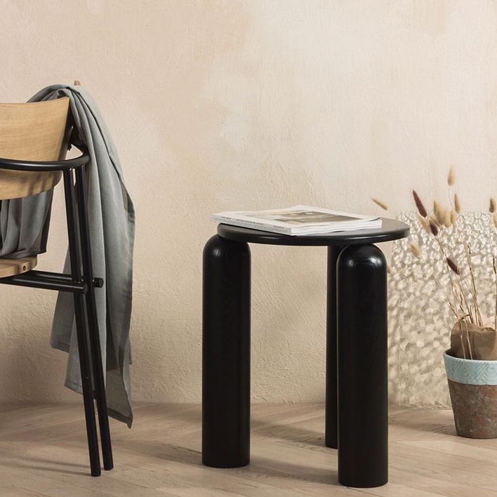 3本の脚のある北欧サイドテーブルラウンドソリッド木製エンドテーブル