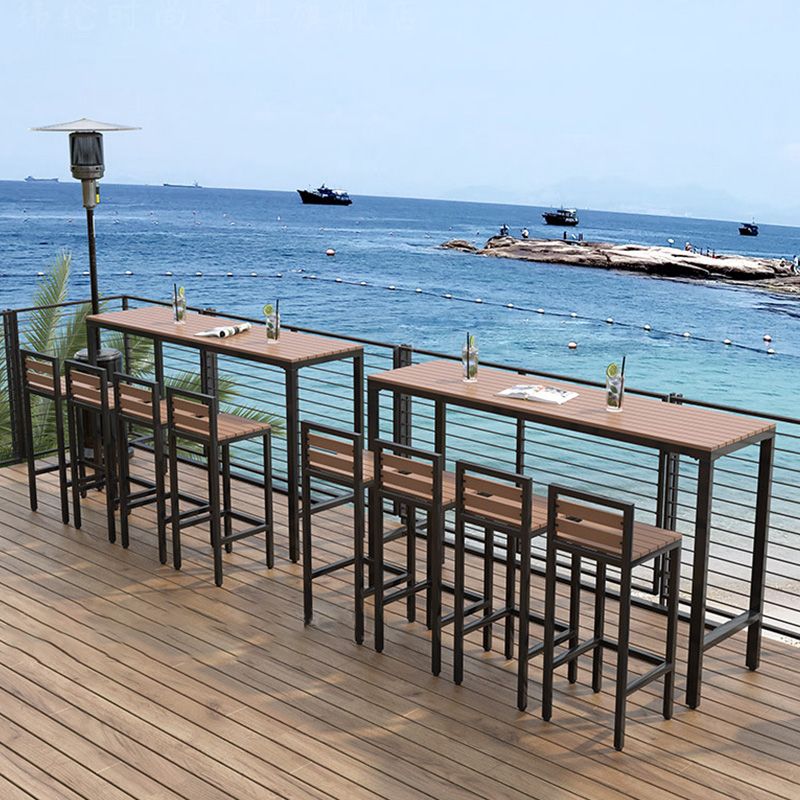 Mesa industrial con altura de barra, patas negras y mesa de bar con base metálica